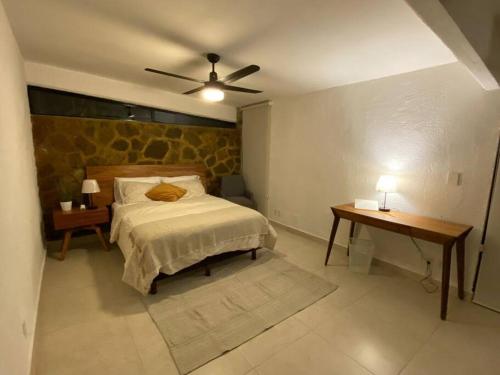 Postel nebo postele na pokoji v ubytování Increíble Villa de descanso con alberca climatizada y jardín tropical