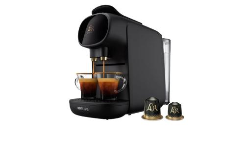 een zwart koffiezetapparaat met een kopje op een plank bij Northern Light Tromsø in Tromsø