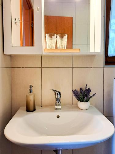 a white sink in a bathroom with a mirror at B&B Villa Plitvica in Plitvica Selo