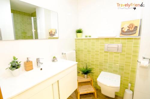 uma casa de banho com um lavatório, um WC e um espelho. em GS Superb apartment with public garage em Santiago de Compostela