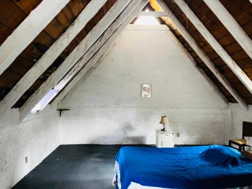 una camera da letto con letto blu in mansarda di Villa Ledezma a Villa del Carbón