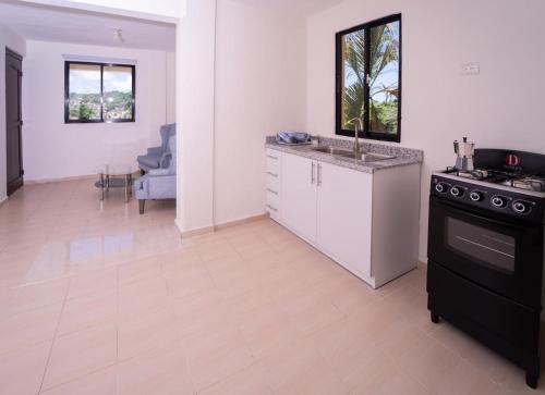 Il comprend une cuisine équipée d'une cuisinière et d'un comptoir. dans l'établissement Hotel porto escondido, à Santa Bárbara de Samaná