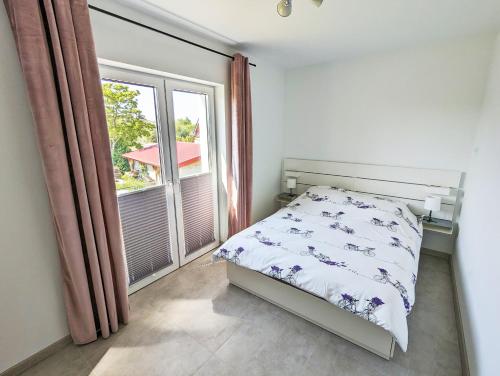 Ένα ή περισσότερα κρεβάτια σε δωμάτιο στο Apartamenty Sarbinowo Mirror Reflection