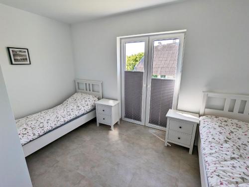 Ένα ή περισσότερα κρεβάτια σε δωμάτιο στο Apartamenty Sarbinowo Mirror Reflection