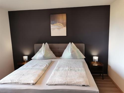 A bed or beds in a room at See:Zeit Das_Ferienhaus