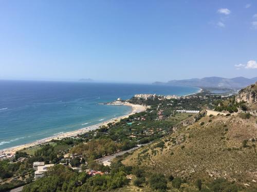 a view of a beach and the ocean at Casa dei miei in Sperlonga