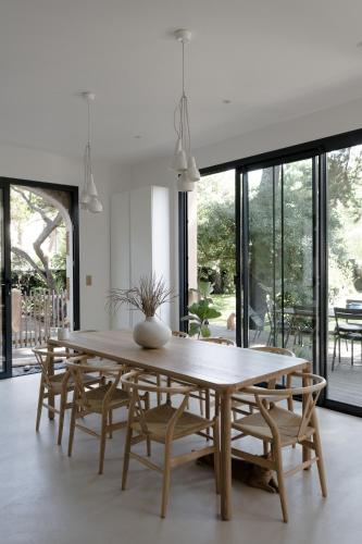 une salle à manger avec une table et des chaises dans l'établissement PYLA: Feel-good family home, 2 min walk from beach, à La Teste-de-Buch