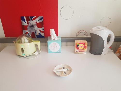 d'un comptoir avec un grille-pain et d'autres ustensiles de cuisine. dans l'établissement maisonette proche Bourges 1 pièce, à Mehun-sur-Yèvre