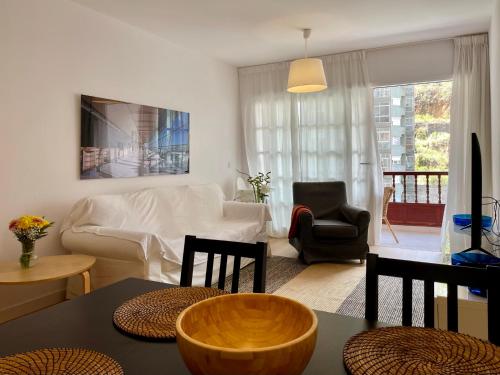 - un salon avec un canapé et une table dans l'établissement Casa La Quinta Verde, à Santa Cruz de la Palma