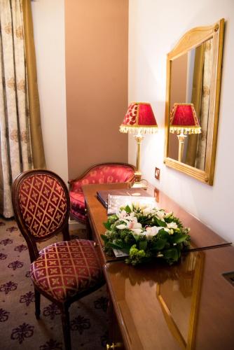 a room with a table with flowers on it at London Lodge Hotel in London