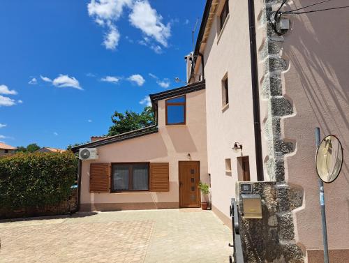 Galeriebild der Unterkunft Casa Mirelia - Holiday home for two with garden and whirlpool in Kaštelir