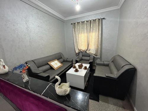 - un salon avec deux canapés et une table dans l'établissement Appart'Hotel ROSANO, à Kelaat-M'Gouna