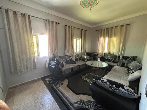 - un salon avec un canapé et une table dans l'établissement Appart'Hotel ROSANO, à Kelaat-M'Gouna
