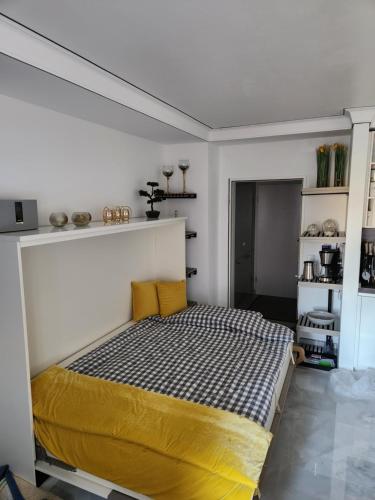 een bed met gele kussens in een witte kamer bij Seeburg in Scharbeutz