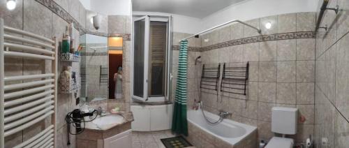 y baño con bañera, aseo y lavamanos. en B&B SUNNY HOUSE Ventimiglia, en Ventimiglia