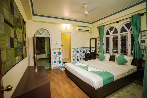 Rúm í herbergi á Himalayan Guest House