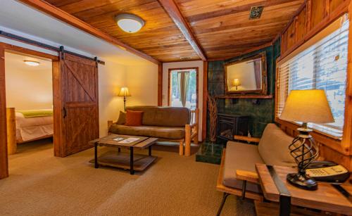 sala de estar con sofá y mesa en Cooper Spur Mountain Resort en Mount Hood