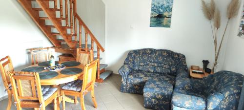 salon ze stołem i kanapą w obiekcie Grey Line Guesthouse w mieście Badacsonytördemic