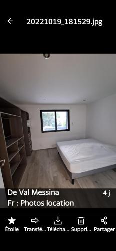 um poster de um quarto com uma cama e uma janela em Valentin em Drumettaz-Clarafond
