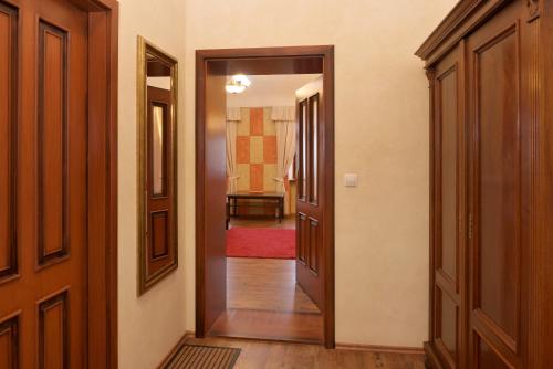 a hallway with a door leading to a room at La Fresca in Kroměříž