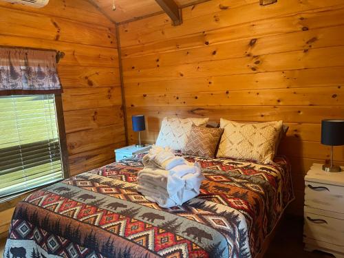 sypialnia z łóżkiem w drewnianym domku w obiekcie Cabin on Gold Mine Hill w mieście Hendersonville