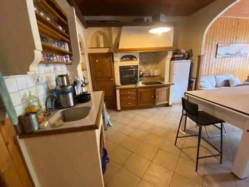 cocina con fregadero y encimera en Maison entière billard , video proj 125 m2 en Beaumont