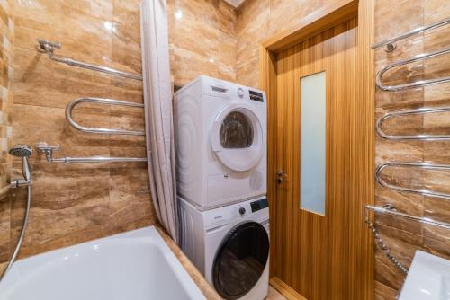 een wasmachine en droger in een kleine badkamer bij E. D. Angel Wing Apartment in Šiauliai