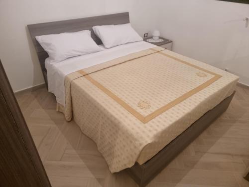 Una cama con una manta en una habitación en B&B Colaci, en Alessano
