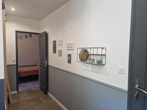 un pasillo con una puerta que conduce a una habitación en Appartement indépendant dans maison avec jardinet, au calme, en Sérézin-du-Rhône