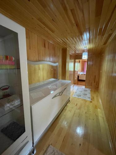 Pokój z drewnianymi ścianami i drewnianą podłogą w obiekcie Hamsiköy Dağ Evi w mieście Macka