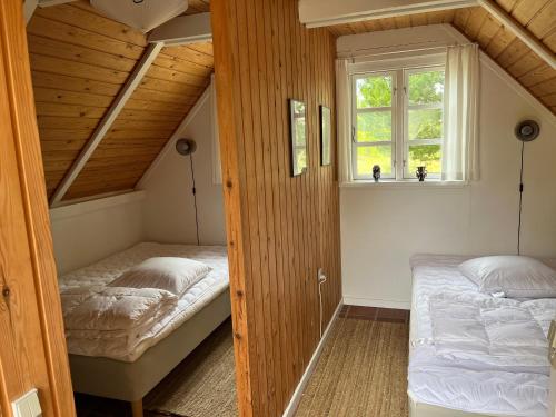 Un pat sau paturi într-o cameră la Stråtækt sommerhus tæt på skoven