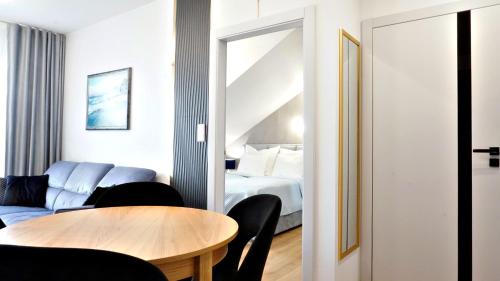 Ένα ή περισσότερα κρεβάτια σε δωμάτιο στο Posesja Kapitańska Oli&Joly