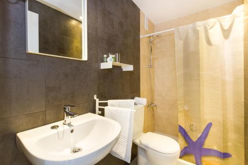 a bathroom with a sink and a toilet and a shower at Jutlandia Family Resort in Santa Ponsa