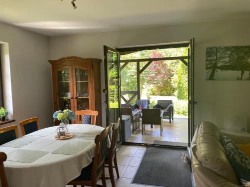 a dining room with a table and a view of a patio at Dom Wakacyjny Myśliborka in Nowe Warpno