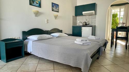 een slaapkamer met 2 bedden en handdoeken bij Summer Times Studios in Naxos Chora