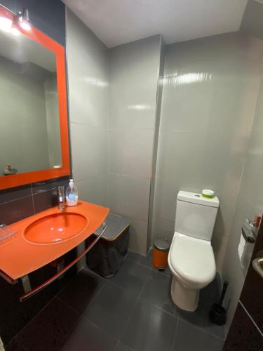 Zdjęcie z galerii obiektu Luminoso apartamento con terraza w Maladze