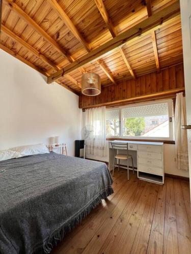 una camera con letto e scrivania di Casa tipo chalet en PH a tres cuadras del mar a Mar del Plata