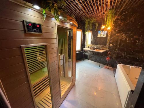 un ampio bagno con vasca e lavandino di Esprit AFRICA, SPA et SAUNA de luxe a Mulhouse