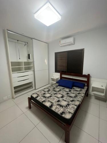 1 dormitorio pequeño con 1 cama en la cocina en Pitangueiras 1 , 2 dormitórios, piscina climatizada, 100 m praia, duas vagas de garagem e Wi-Fi, en Guarujá