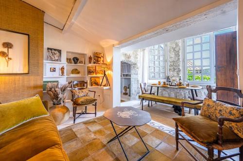un salon avec un canapé et une table dans l'établissement le Balcon du Prince Noir, aux Baux-de-Provence