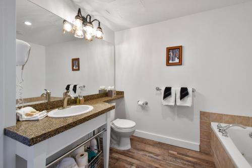 Koupelna v ubytování Unequalled, Ski in Out Location Next to Gondola, Superior 2 Bedroom, Pool, Conde Nast Winner B214