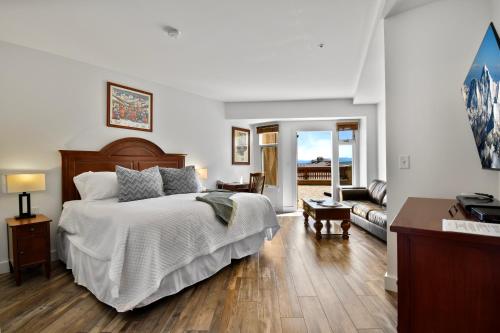 um quarto com uma cama e uma sala de estar em Sundial Lodge Superior 2 Bedroom by Canyons Village Rentals em Park City