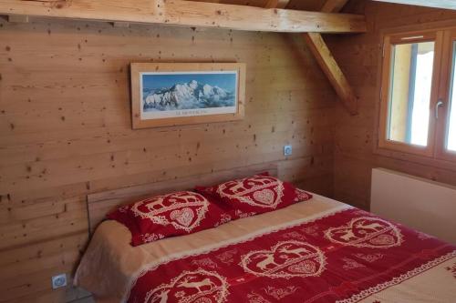 une chambre avec un lit dans une cabane en rondins dans l'établissement L'échappée Belle en Montagne - site location-chalet, à Mieussy