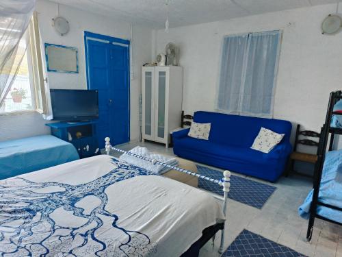 1 dormitorio con 1 cama azul y 1 sofá azul en La terrazza sul lago, en Pella