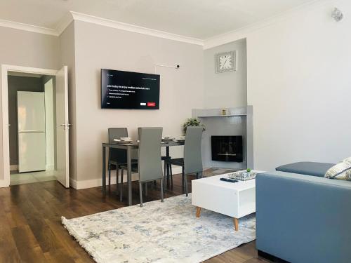 a living room with a table and a dining room at Town Center Retreat 2 Bed Gem with Free Parking and Garden in Buckinghamshire