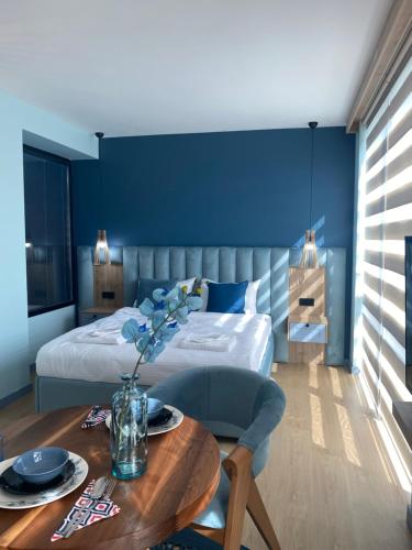 - une chambre avec un lit et une table en bois avec un sidx dans l'établissement Honeymoon No16 with Big hot tube, à Istanbul