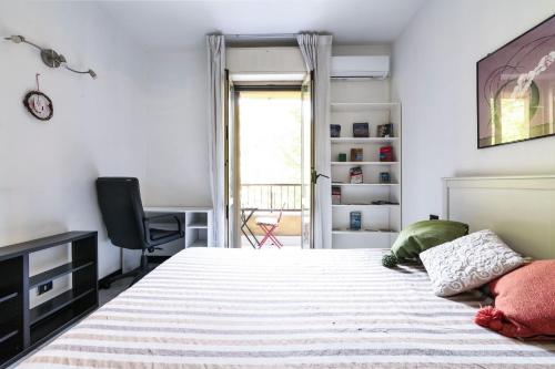 1 dormitorio con 1 cama, 1 silla y 1 ventana en Chiara´s apartment porta Vittoria en Milán