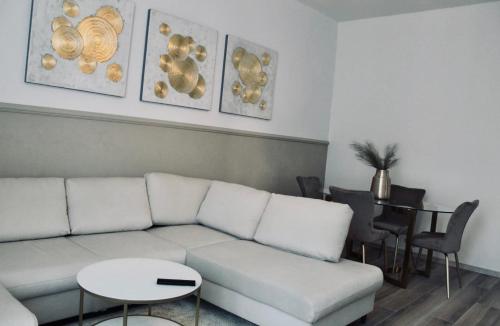sala de estar con sofá blanco y mesa en Ted’s two, en Ocna-Mureşului