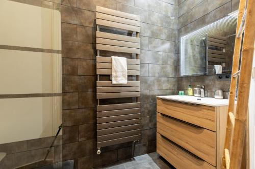 une salle de bain avec un lavabo et un miroir dans l'établissement MONT CERVIN Standing & Central, à Clermont-Ferrand