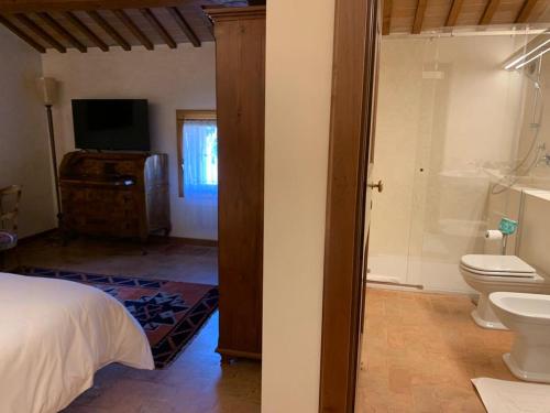um quarto com uma cama e uma casa de banho com um WC em Villa Valmarana De Toni em Creazzo